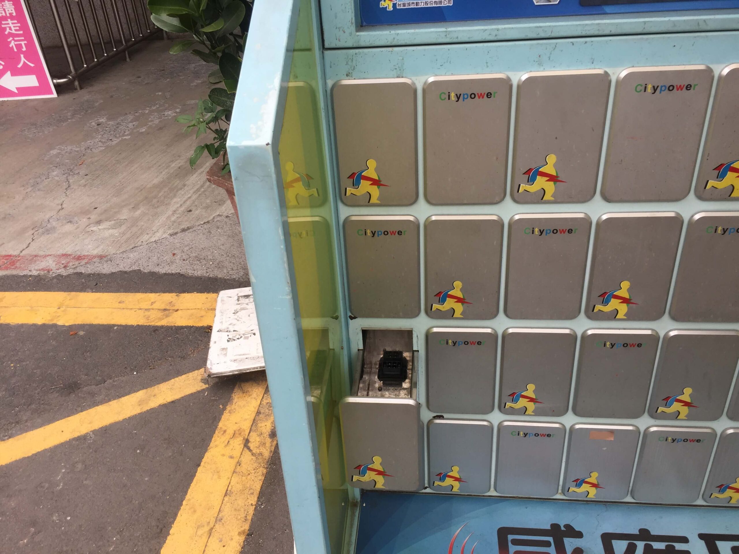 台湾シェアバイクのバッテリー格納庫