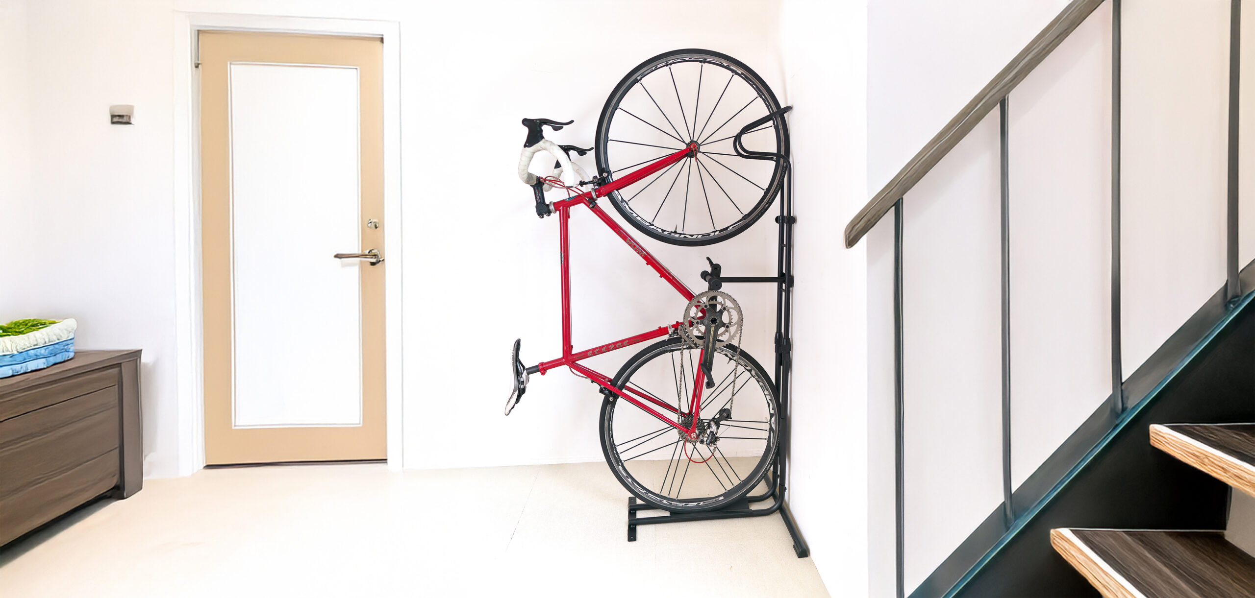 サイクルロッカーを使って玄関ホールに自転車を縦置きしたイメージ