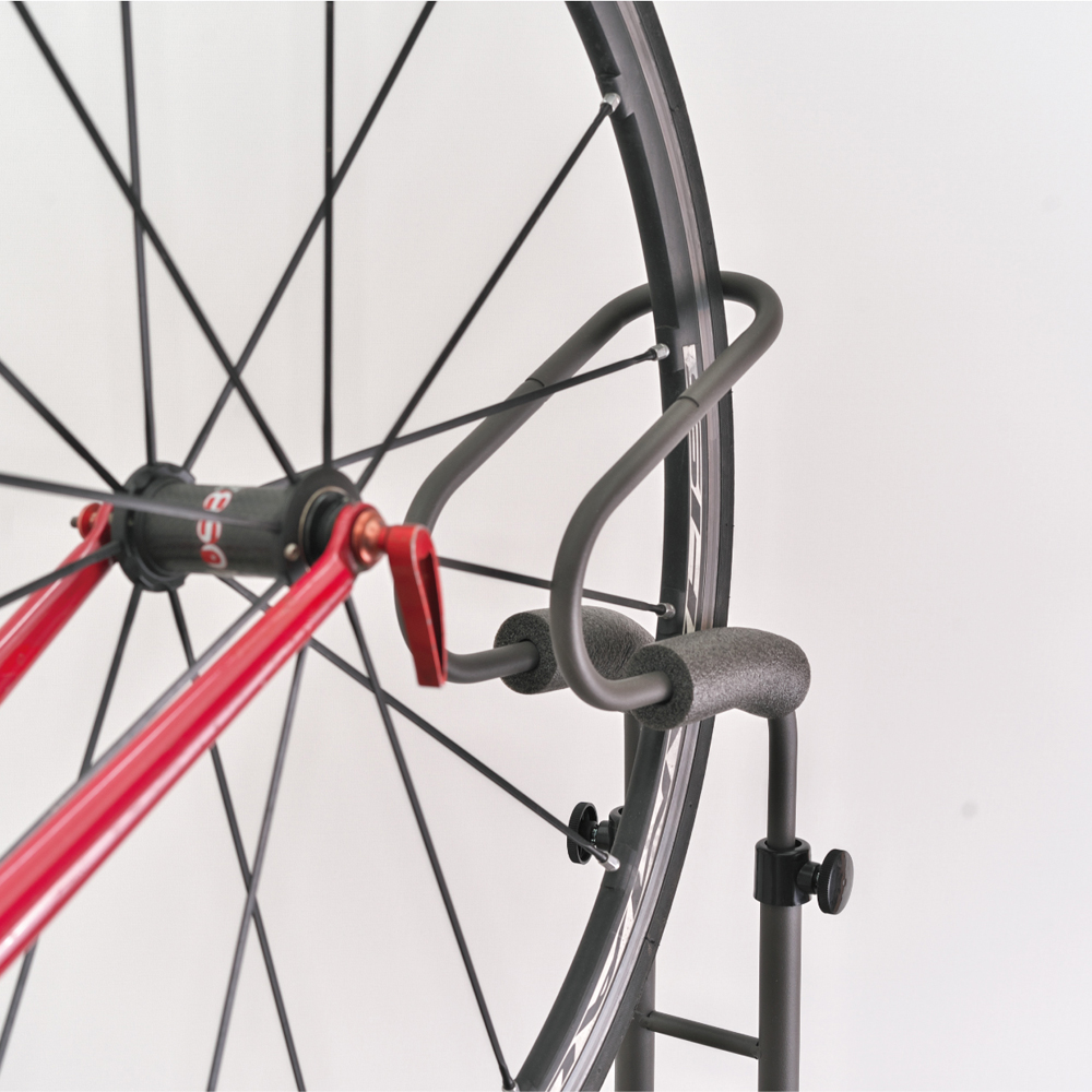 前輪をフックせず、ペダルで自転車を支える縦置き自転車スタンドの構造