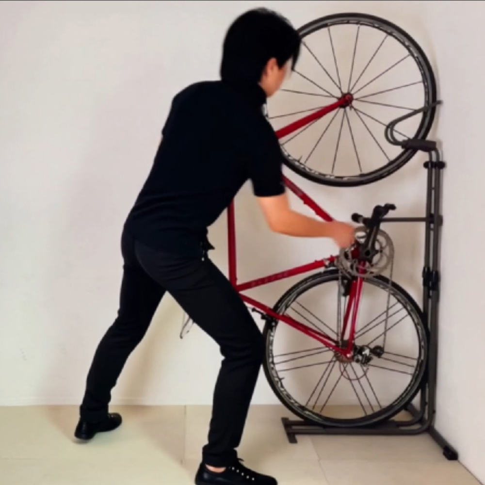 自転車を持ち上げず、ペダルを合わせるだけで設置できる縦置き自転車スタンド